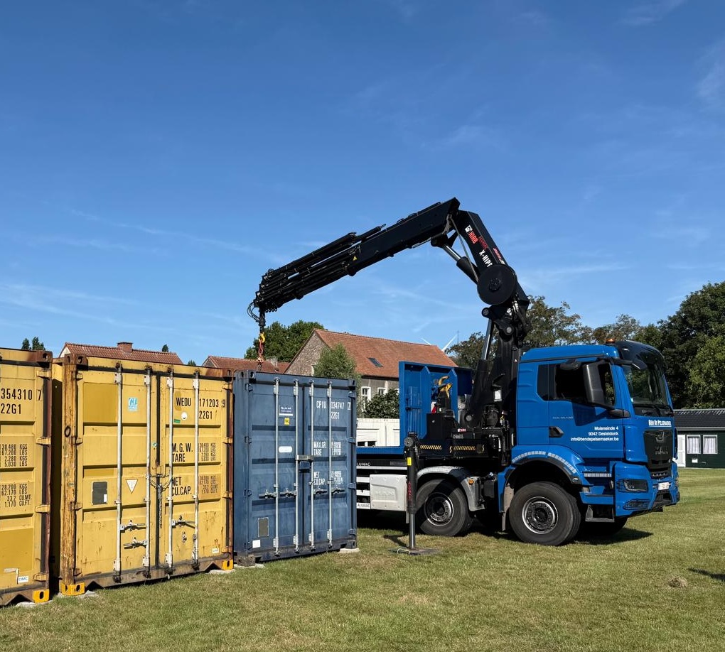 Voorbereidingen op de werf: steunpunten voor containers geplaatst bij Chiro Lourdes.